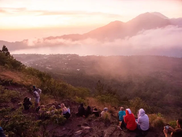Lever de soleil sur la montagne